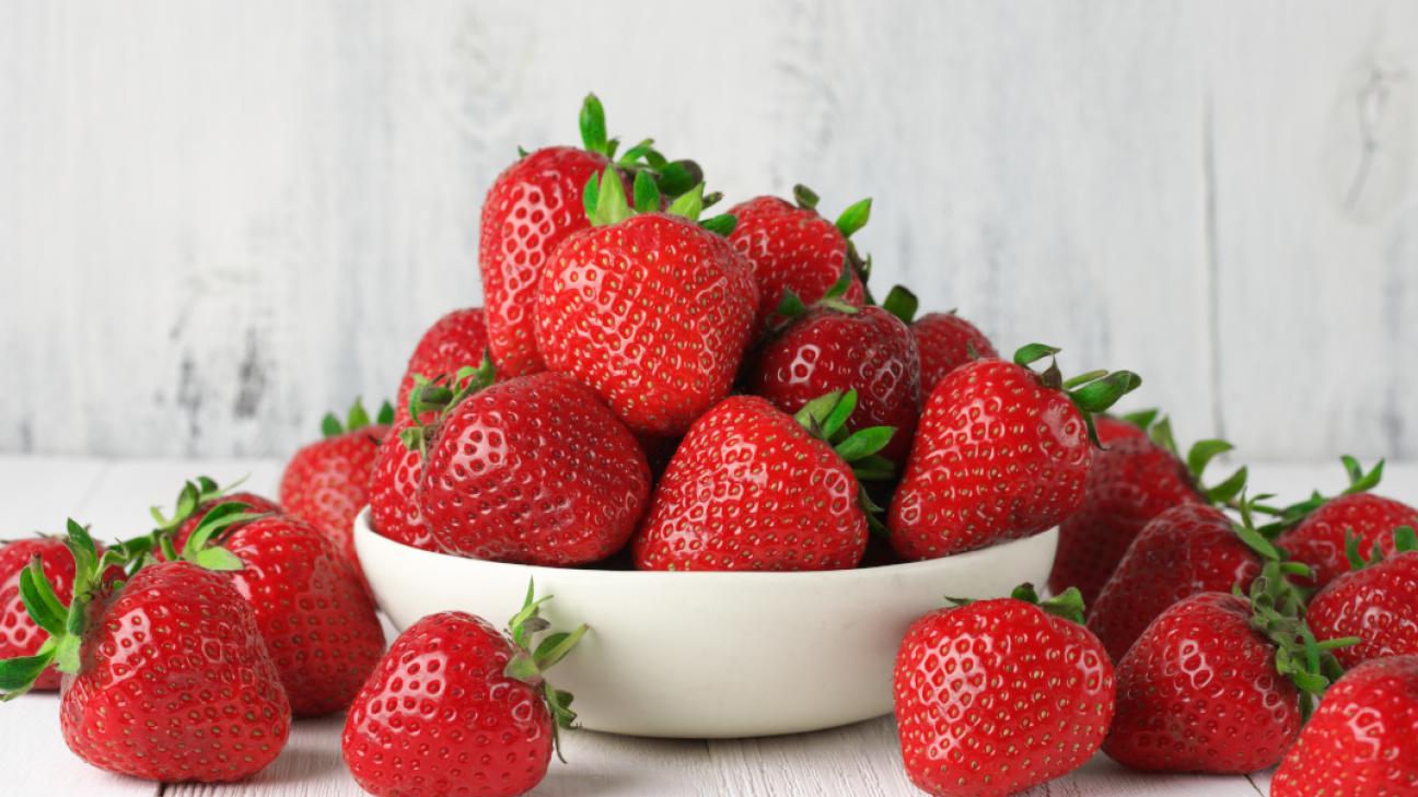 Φράουλες, μπανάνες και σπαράγγια: Οι τροφές που βοηθούν τις γυναίκες άνω των 50 να κοιμούνται καλύτερα