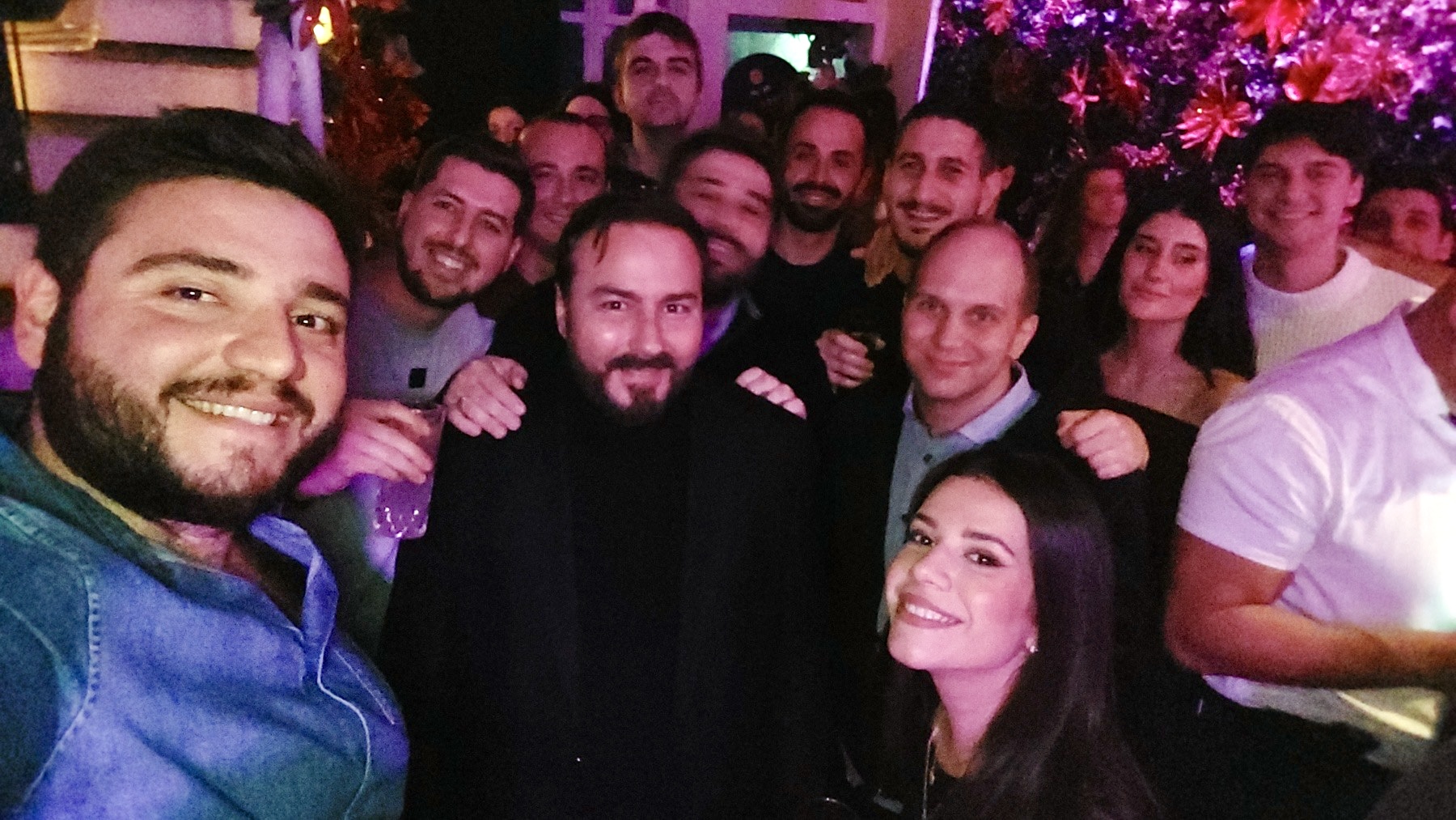 “Μίλα με τους νέους”: Το αδιαχώρητο στο πάρτι νεολαίας του Διαμαντή Γκολιδάκη (ΦΩΤΟ)