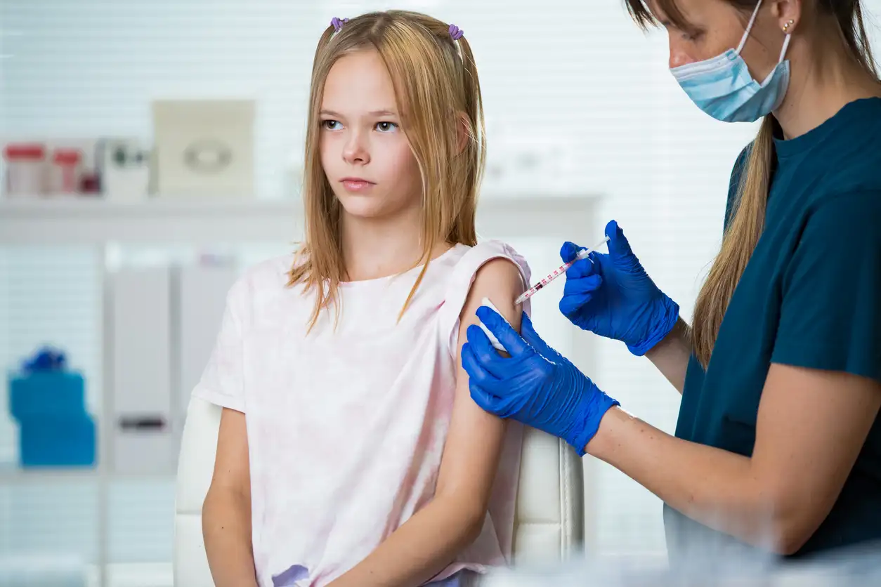 HPV: Μύθοι και συνομωσιολογία πλήττουν τους εμβολιασμούς των παιδιών στην Ελλάδα