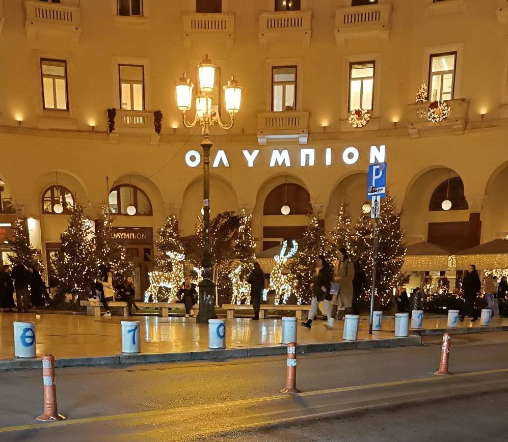 Προσοχή! Λακκούβα «τάφρος» σε πεζοδρόμιο του κέντρο της Θεσσαλονίκης! (ΦΩΤΟ)