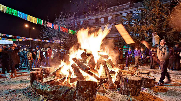 Θεσσαλονίκη: Πού θα αναβιώσει σήμερα το έθιμο «Κλαδαριές» με φωτιές και δωρεάν εδέσματα