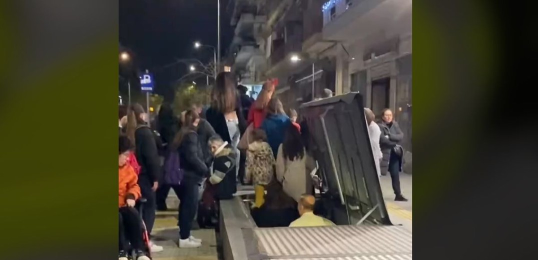 Βλάβη στο Μετρό Θεσσαλονίκης: Επιβάτες έβγαιναν από τις καταπακτές στο δρόμο (Video)
