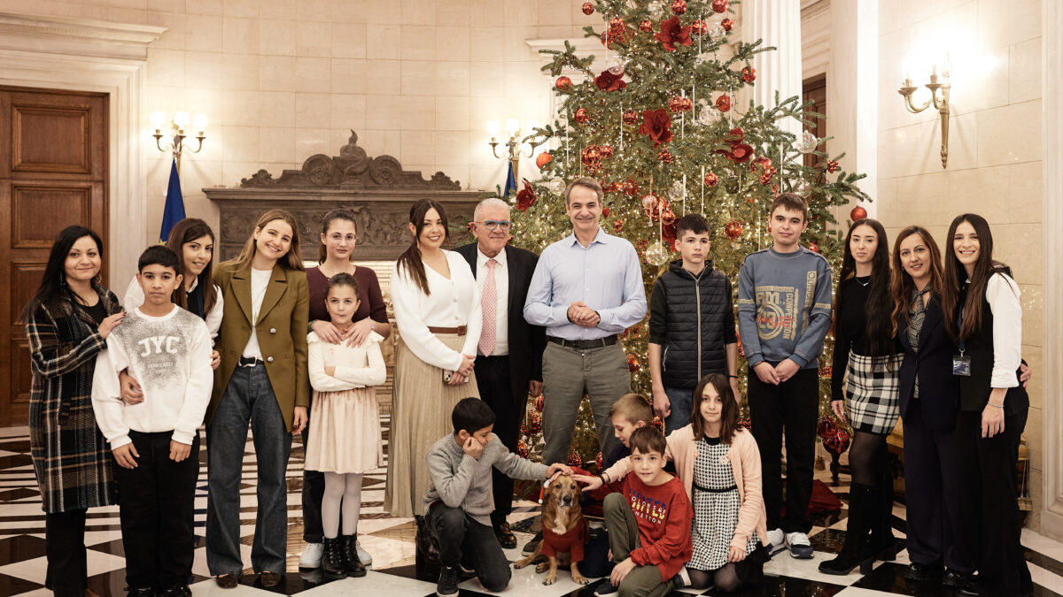 Κυριάκος Μητσοτάκης: Αντάλλαξε ευχές, δώρα και στόλισε δέντρο με παιδιά από το Σκαγιοπούλειο