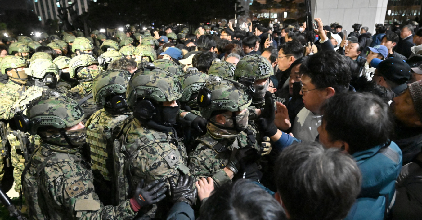 Νότια Κορέα: Ο πρόεδρος ανακοίνωσε ότι θα άρει τον στρατιωτικό νόμο