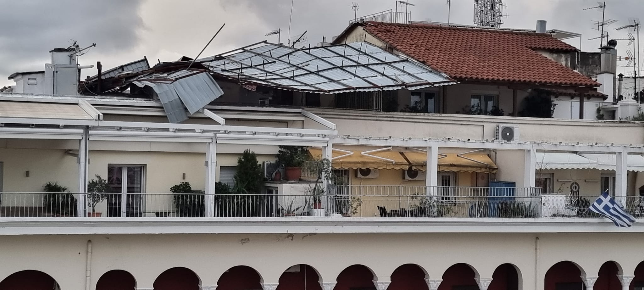 Θεσσαλονίκη: Κατέρρευσε παράνομη κατασκευή σε πολυκατοικία του κέντρου (ΦΩΤΟ)