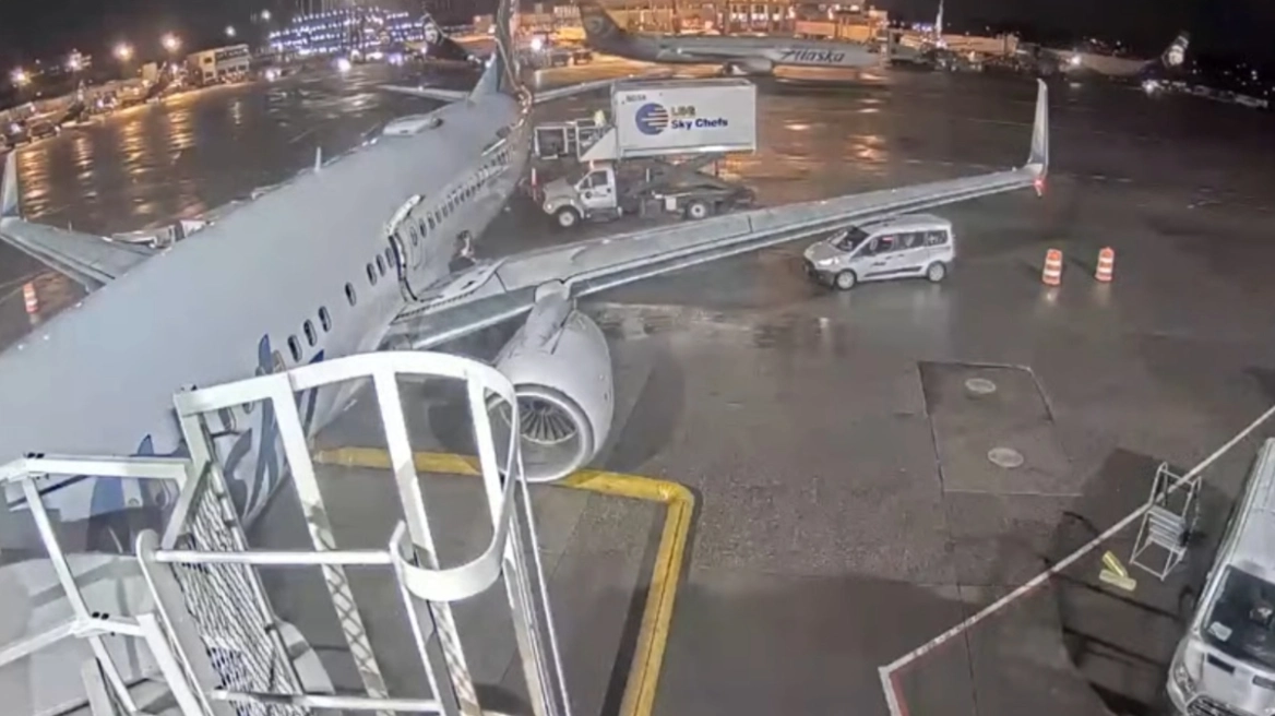 Επιβάτιδα πτήσης βγήκε πανικόβλητη στο φτερό μετά την προσγείωση του αεροπλάνου