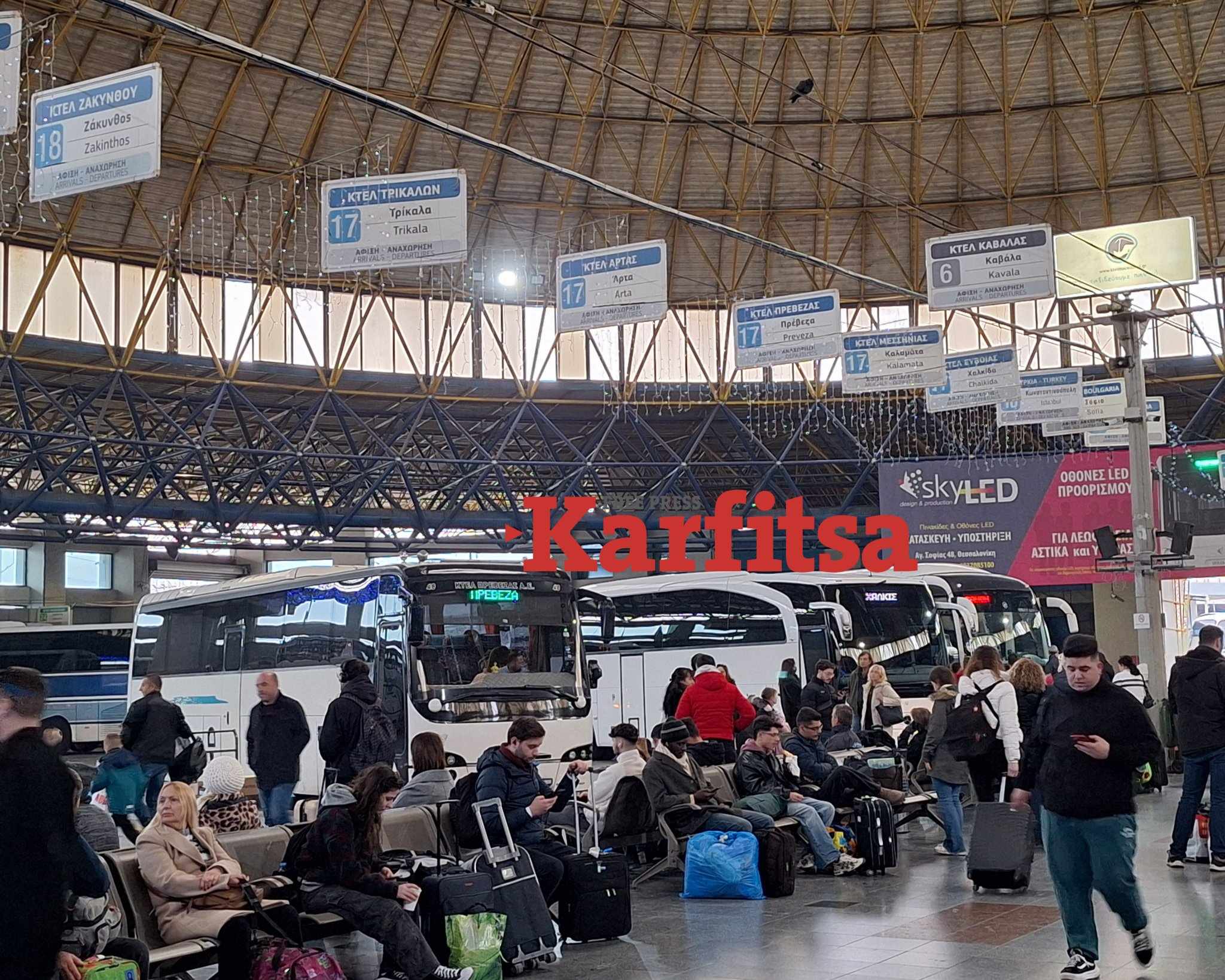 Θεσσαλονίκη: «Βούλιαξαν» τα ΚΤΕΛ για την έξοδο των εκδρομέων – Έξτρα δρομολόγια σήμερα (ΦΩΤΟ+Video)