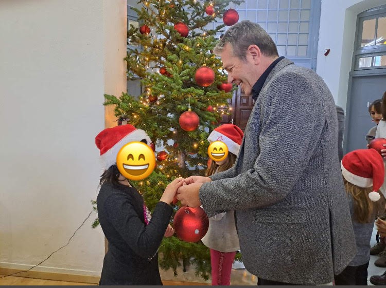 Χαλκιδική: Τα παιδιά του Ειδικού Σχολείου Πολυγύρου στόλισαν το χριστουγεννιάτικο δέντρο του Δημαρχείου