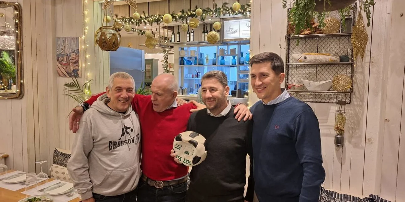 Το διαφορετικό γεύμα Ανδρουλάκη σε ψαροταβέρνα στο Φάληρο: Με Χρηστίδη, Αναστόπουλο, Μπάμπη Στόκα και μπάλα… ΠΑΣΟΚ