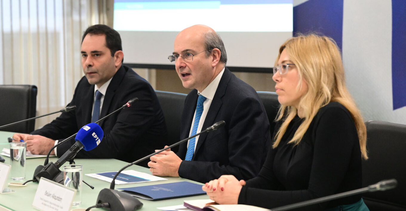 Κ. Χατζηδάκης: Η εξειδίκευση των παρεμβάσεων για τις τράπεζες - Όλες οι αλλαγές σε προμήθειες και χρεώσεις