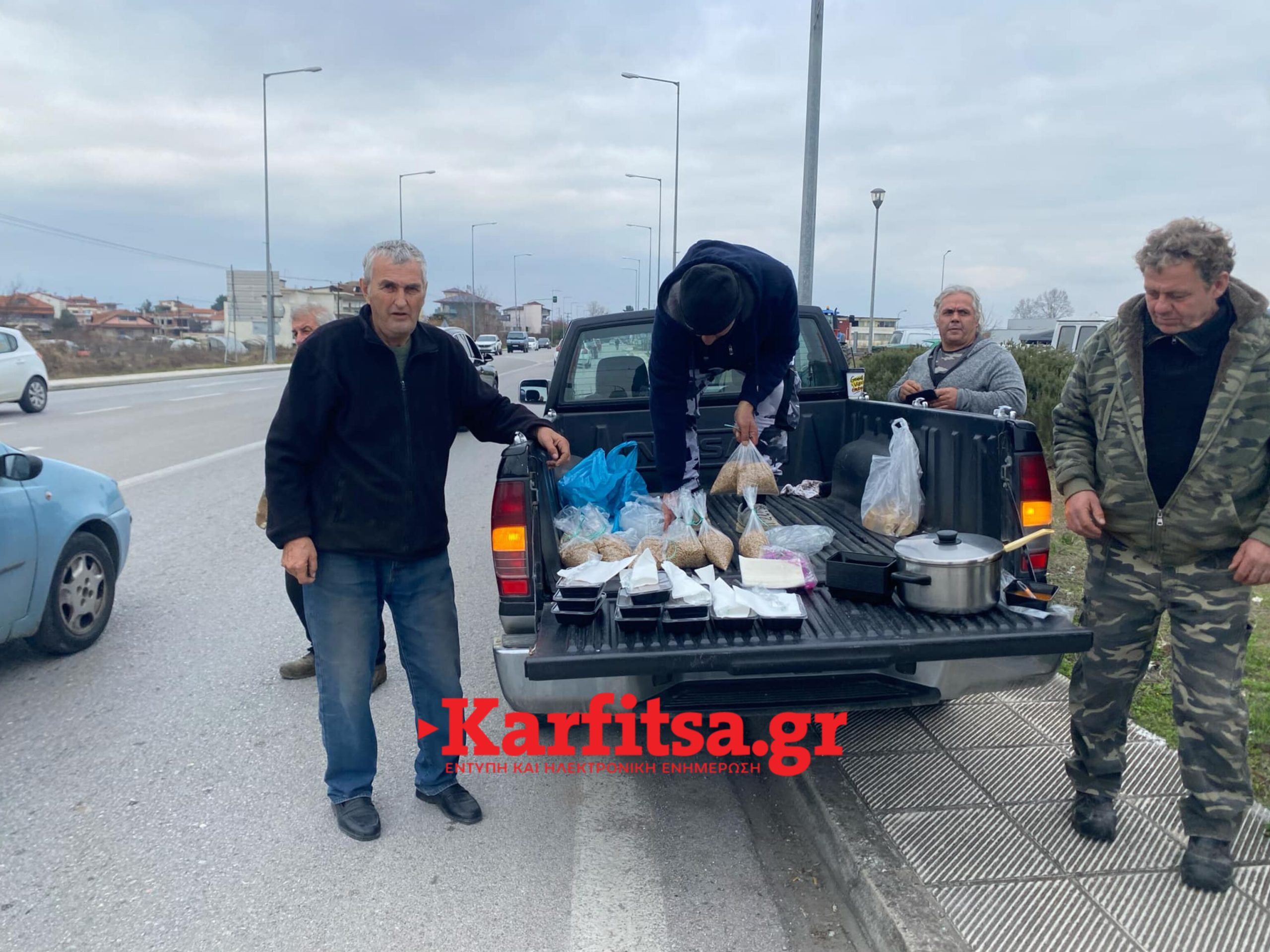 Αγρότες στην Κατερίνη μαγείρεψαν και μοίρασαν φακές στους οδηγούς (ΦΩΤΟ+Video)