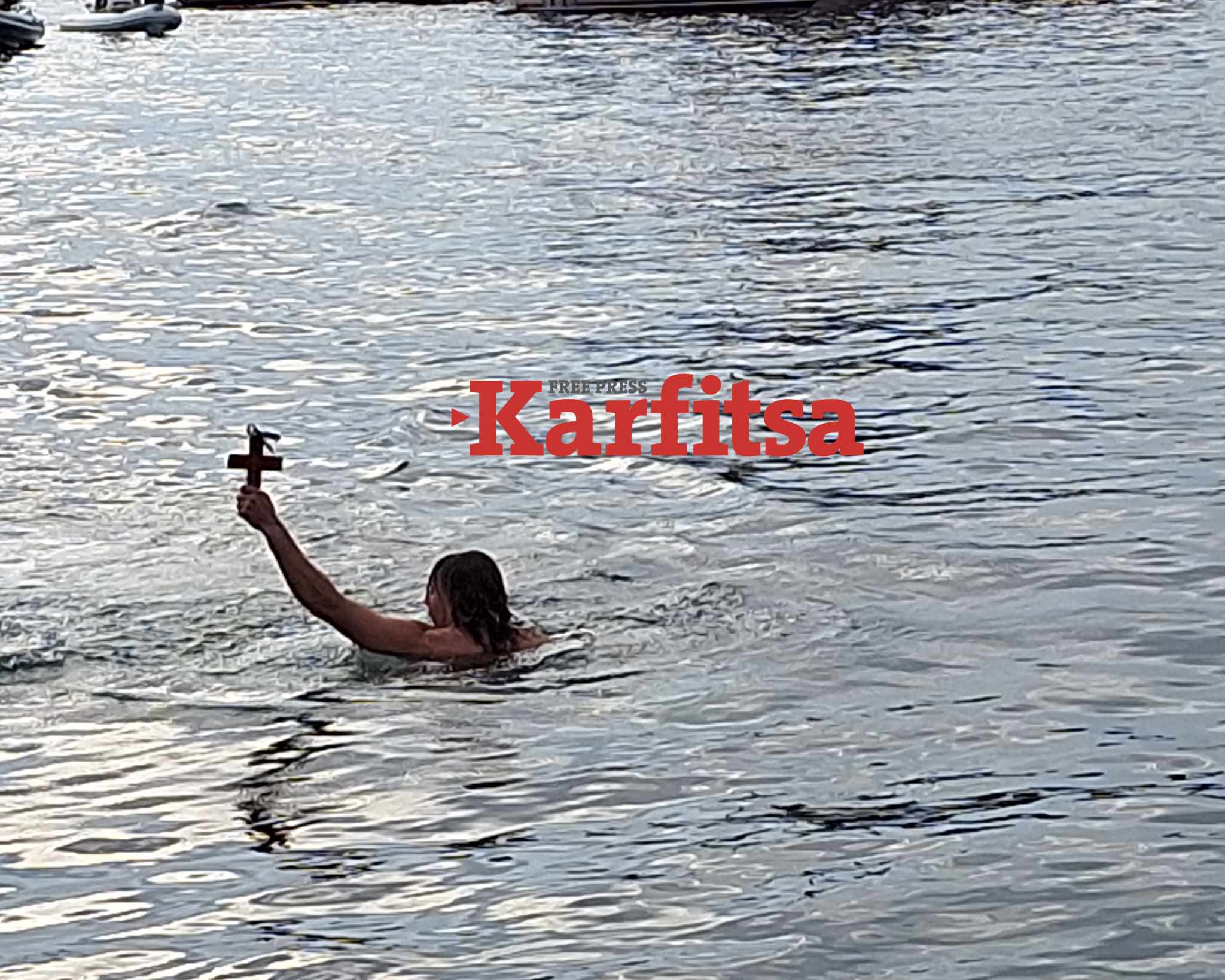 Θεσσαλονίκη: Με λαμπρότητα ο αγιασμός των υδάτων – Ο 25χρονος Μάρκος Αναστασόπουλος έπιασε τον σταυρό (ΦΩΤΟ+Video)