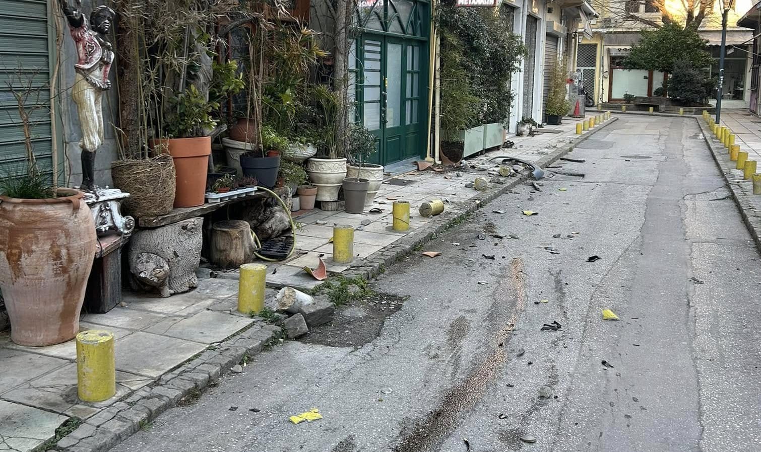 Θεσσαλονίκη: Οδηγός ξήλωσε κολωνάκια στο κέντρο (ΦΩΤΟ)