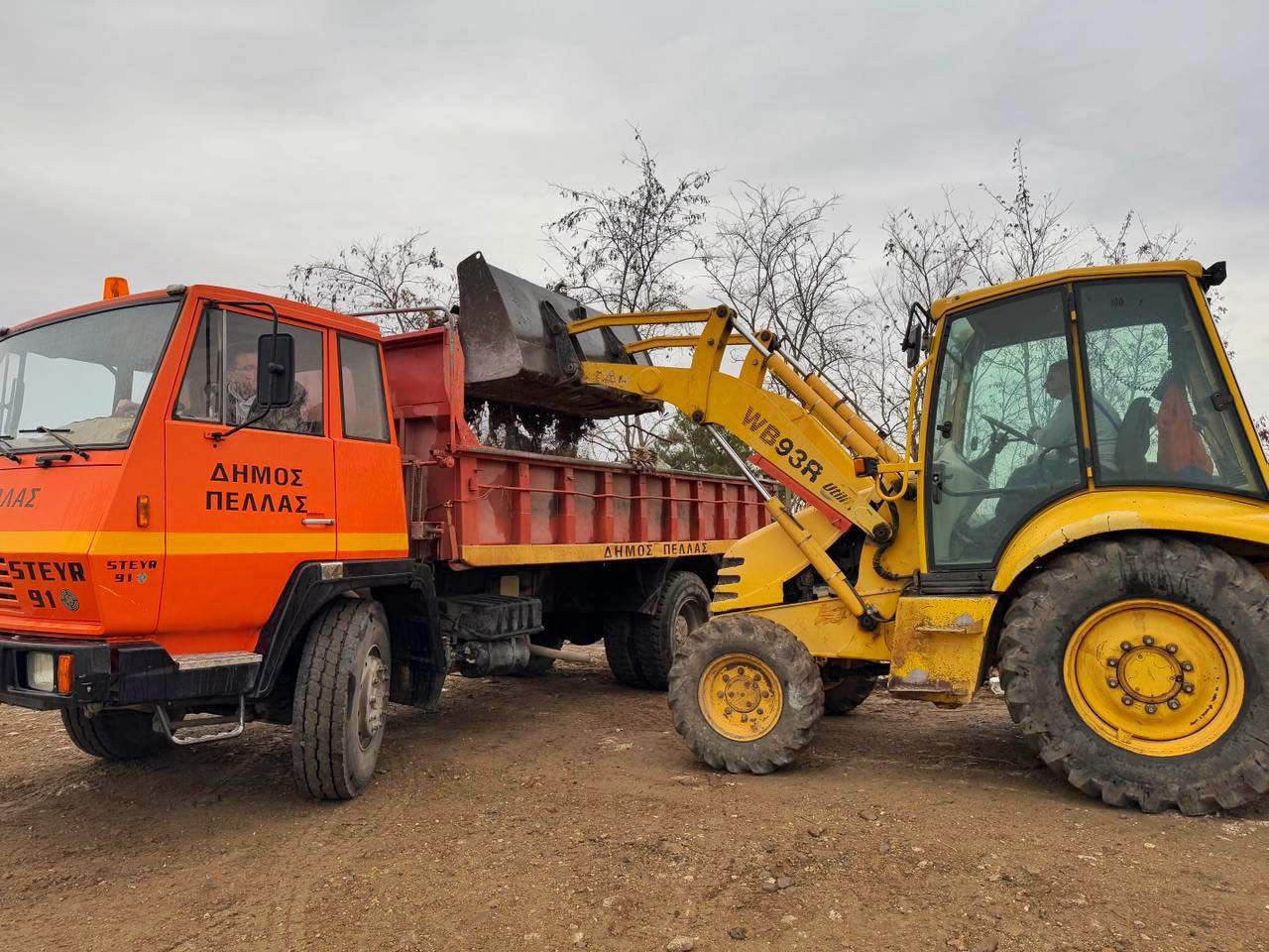 Συνεχίζεται ο καθαρισμός παράνομων μπαζότοπων και χωματερών στο δήμο Πέλλας (ΦΩΤΟ)