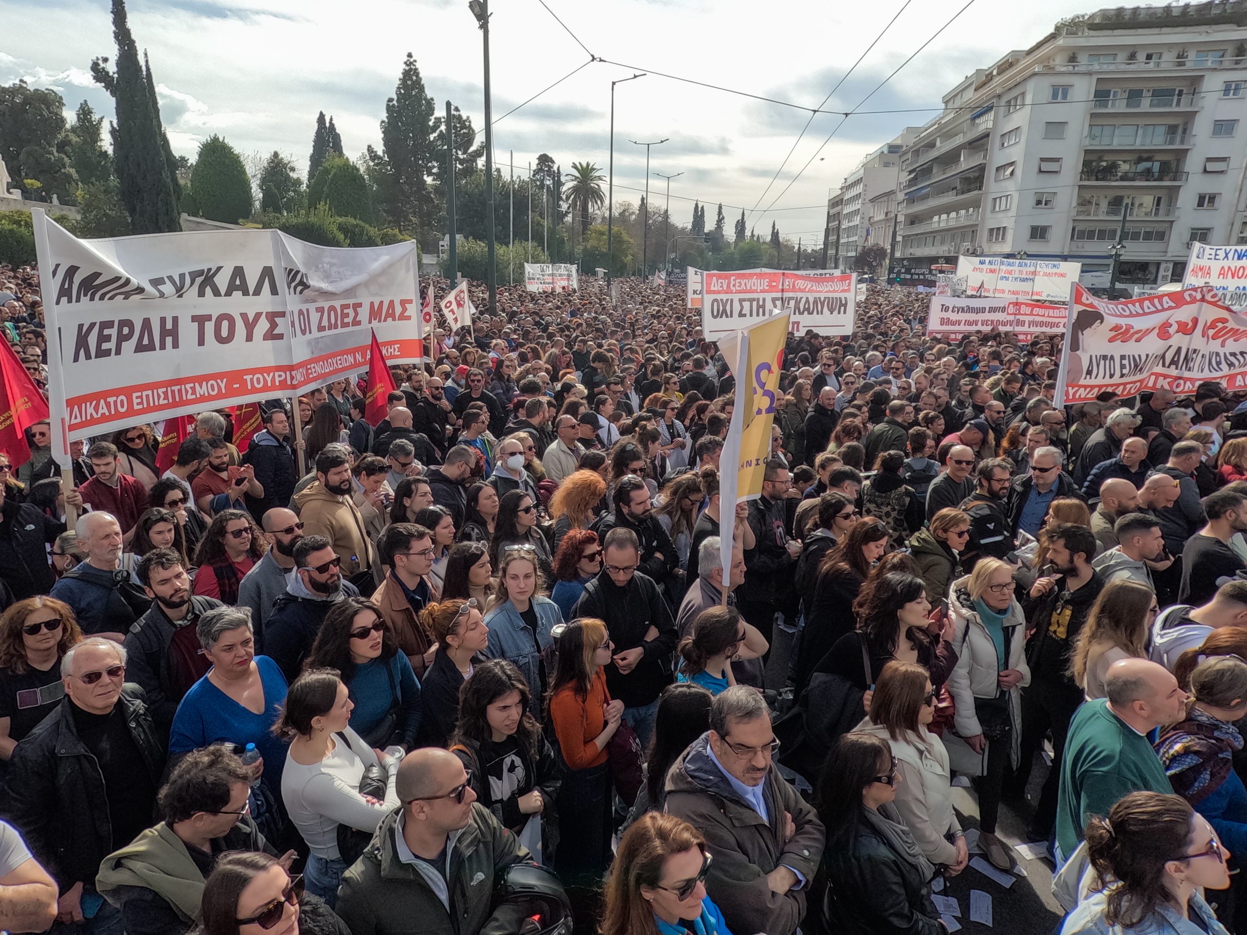 Τέμπη: «Οι άνθρωποι καίγονταν ζωντανοί για τρία λεπτά, πώς να μη λυγίζεις;» – Συγκινημένοι γονείς θυμάτων και επιζώντες από τις μεγάλες διαδηλώσεις