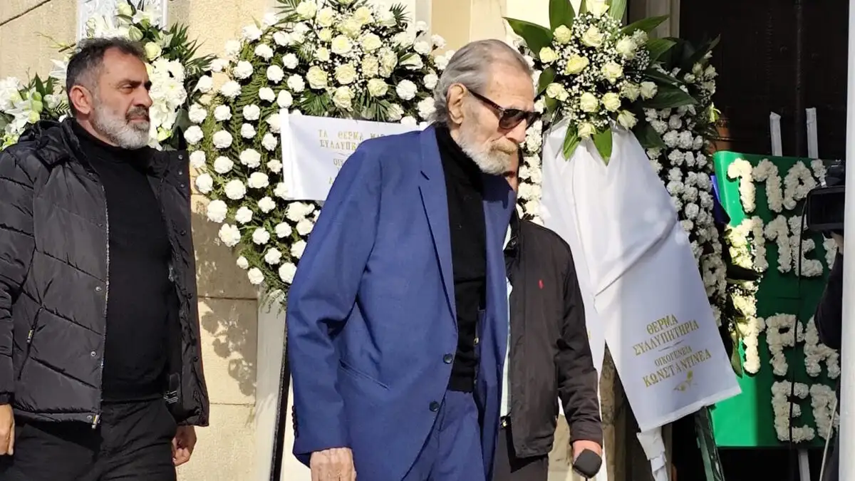 Μίμης Δομάζος: Στη Μητρόπολη Αθηνών η οικογένεια και συμπαίκτες του «Στρατηγού» για την κηδεία