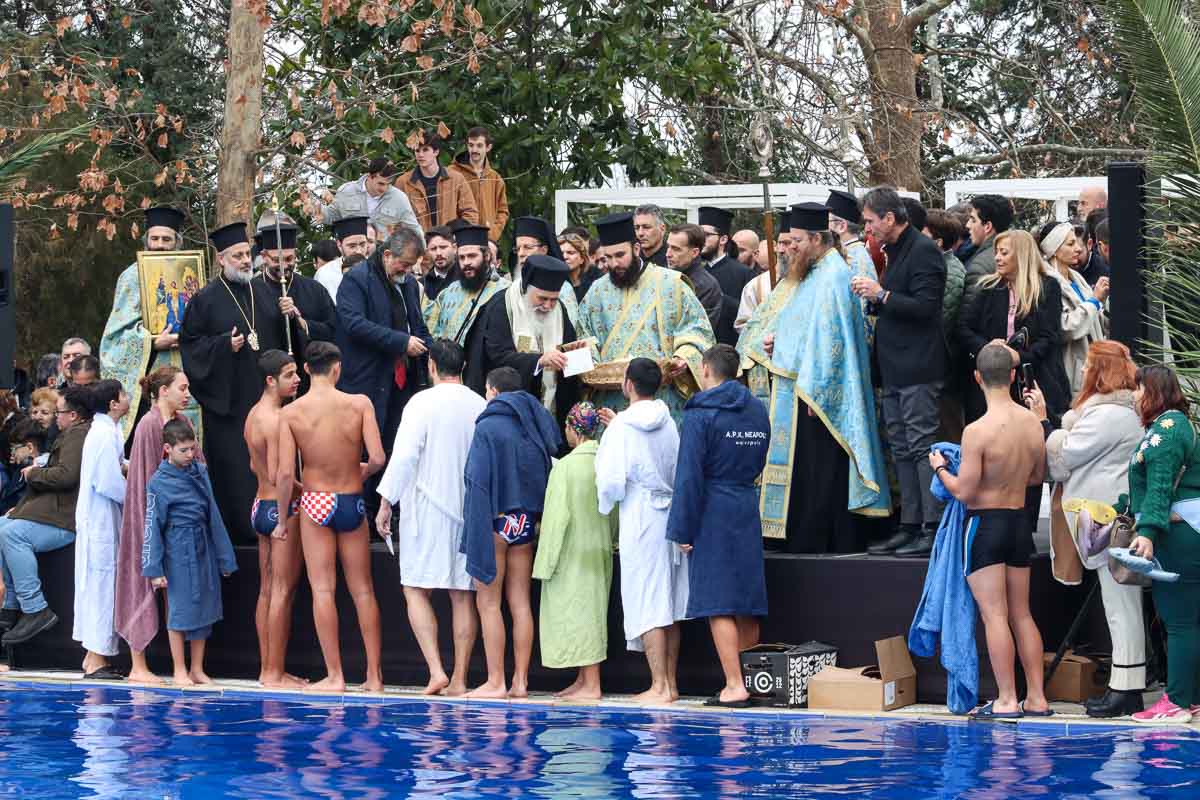 Σε κλίμα κατάνυξης η ρίψη του Τιμίου Σταυρού και ο εορτασμός των Θεοφανείων στο δήμο Νεάπολης-Συκεών – Ποιοι έπιασαν τον σταυρό στο δημοτικό κολυμβητήριο Συκεών και τη δημοτική πισίνα Νεάπολης