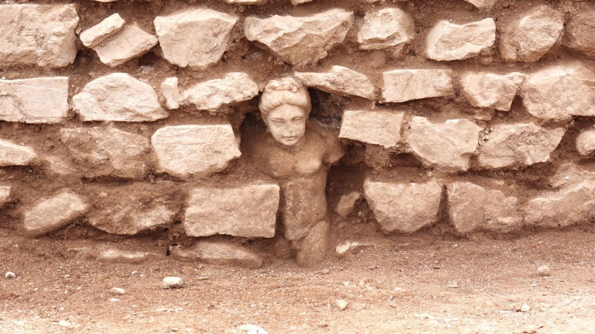 Νέα εντυπωσιακά ευρήματα στους Φιλίππους – Το εντοιχισμένο άγαλμα που βρέθηκε με αφορμή τα έργα πυρασφάλειας (ΦΩΤΟ)