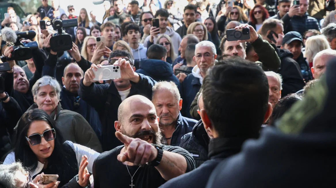 Απολογούνται η μητέρα και ο φίλος της για την κακοποίηση του 3χρονου -Τεταμένο κλίμα στα δικαστήρια με οργισμένο πλήθος (Video)