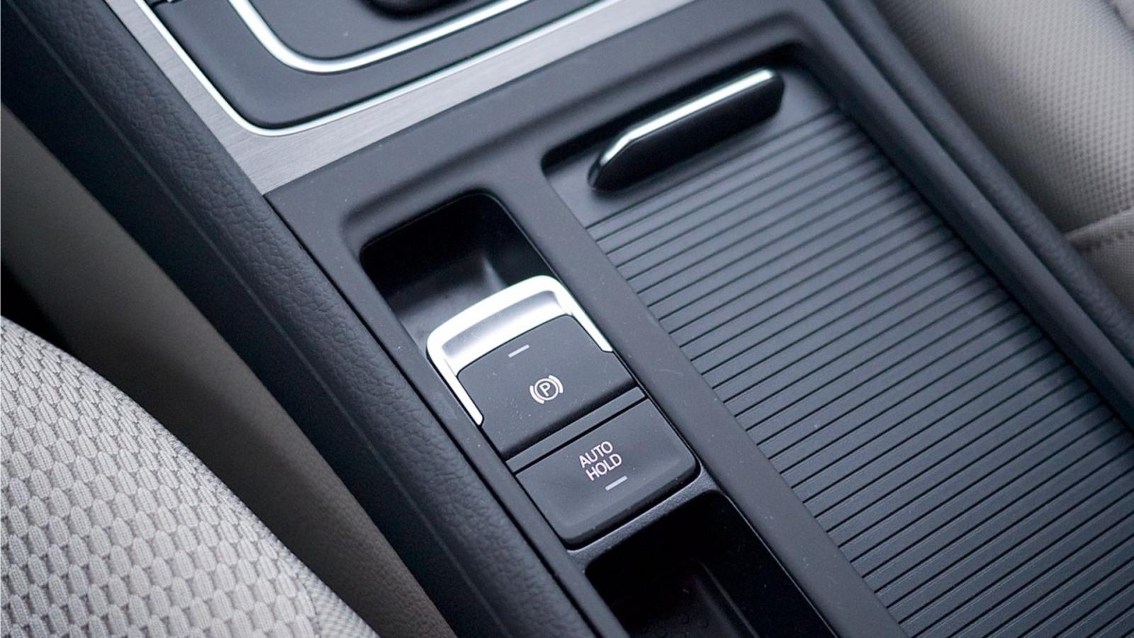 Το κουμπί στο αυτοκίνητο που κανείς οδηγός δεν χρησιμοποιεί -Γιατί είναι σημαντικό να το πατήσεις