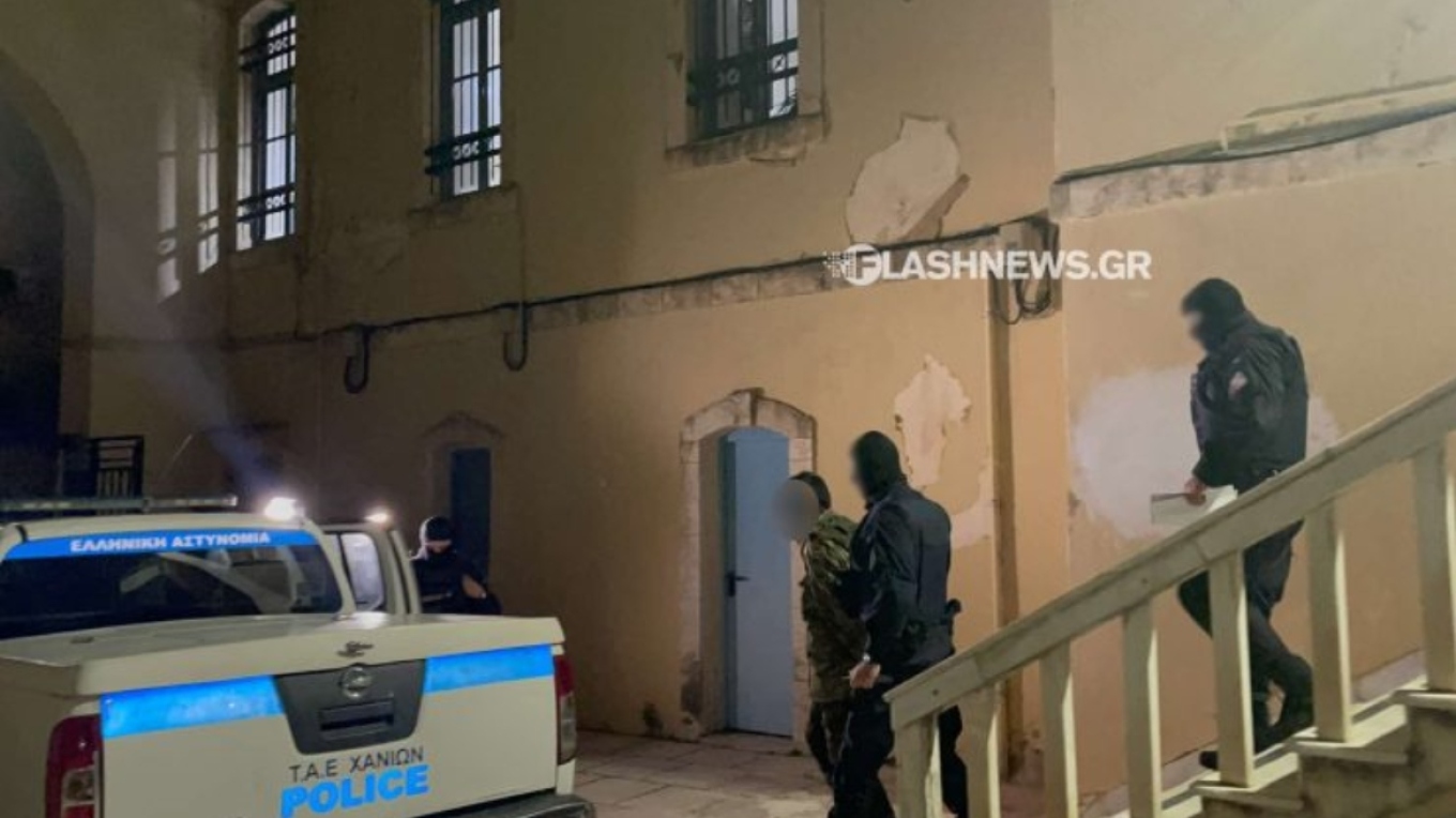 Προσωρινά κρατούμενοι ο 37χρονος και ο 36χρονος για τις δύο αποθήκες με όπλα και ναρκωτικά στα Χανιά