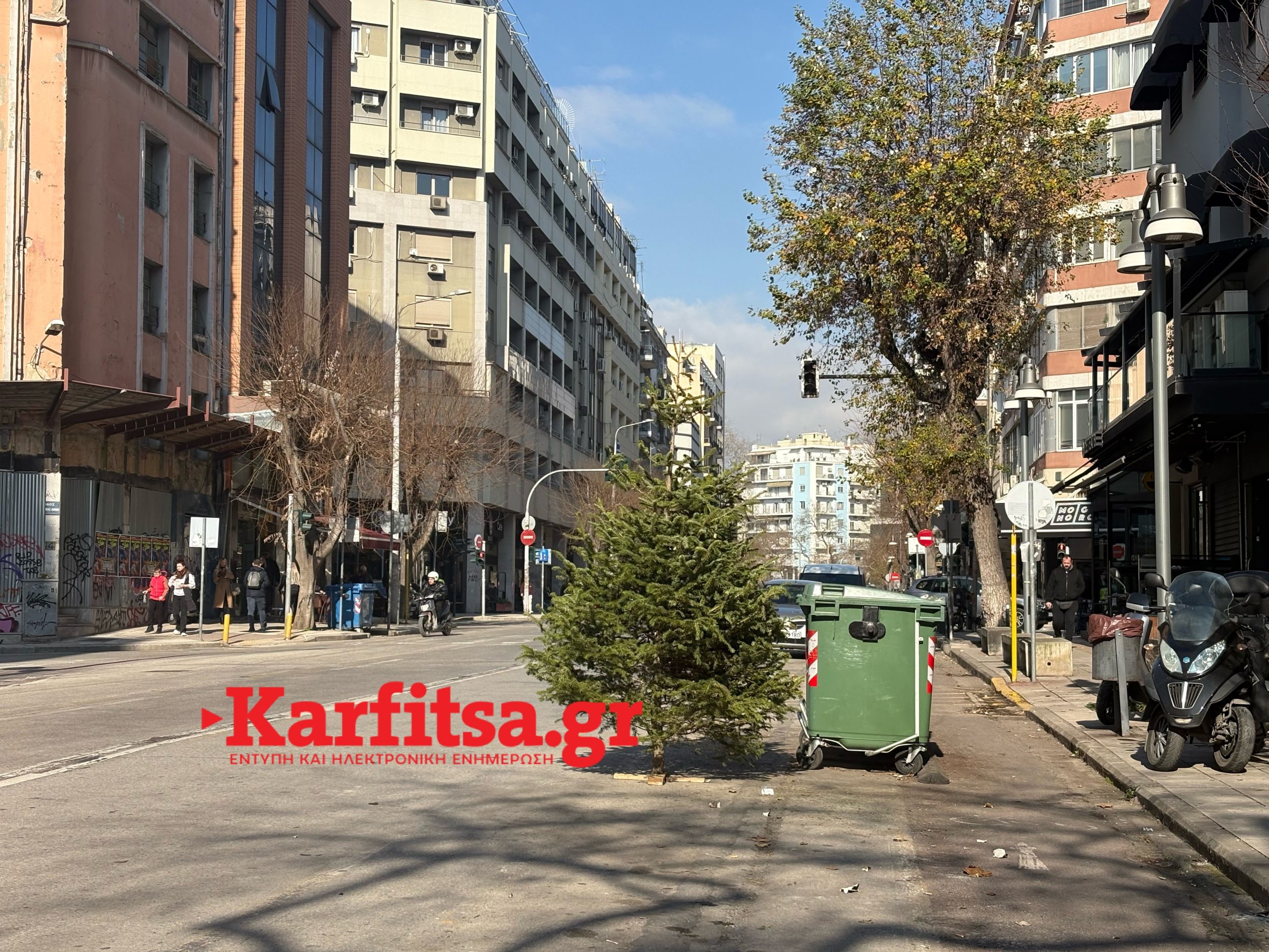 Η απάντηση του δήμου Θεσσαλονίκης στην karfitsa για το χριστουγεννιάτικο δέντρο που κοντεύει να βγάλει ρίζες (ΦΩΤΟ+Video)