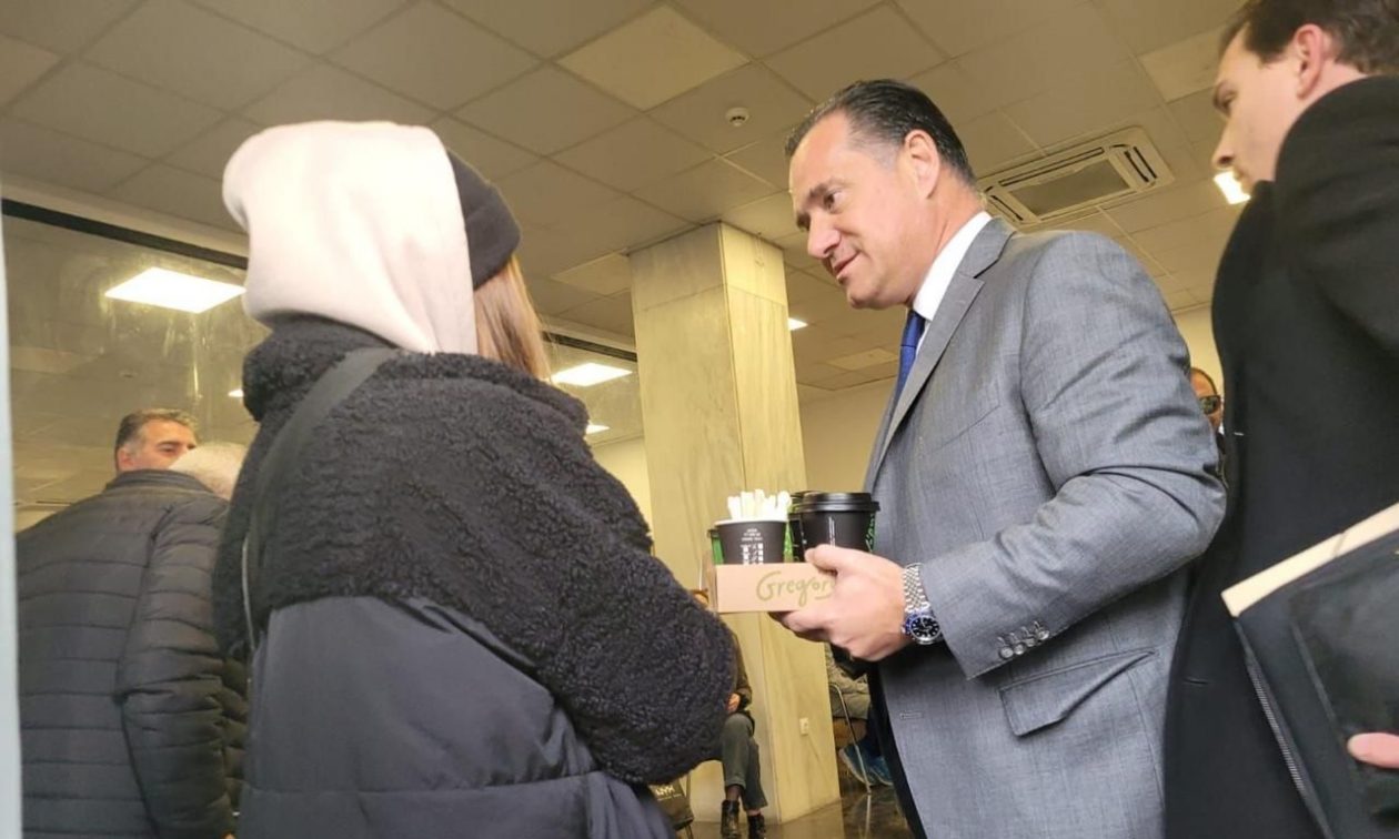 Με καφέ και… κλειδαρά ο Άδωνις Γεωργιάδης σε φαρμακείο του ΕΟΠΥΥ