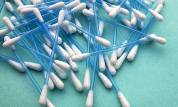 Ο λόγος που δεν πρέπει να χρησιμοποιείτε μπατονέτες για τον καθαρισμό των αυτιών