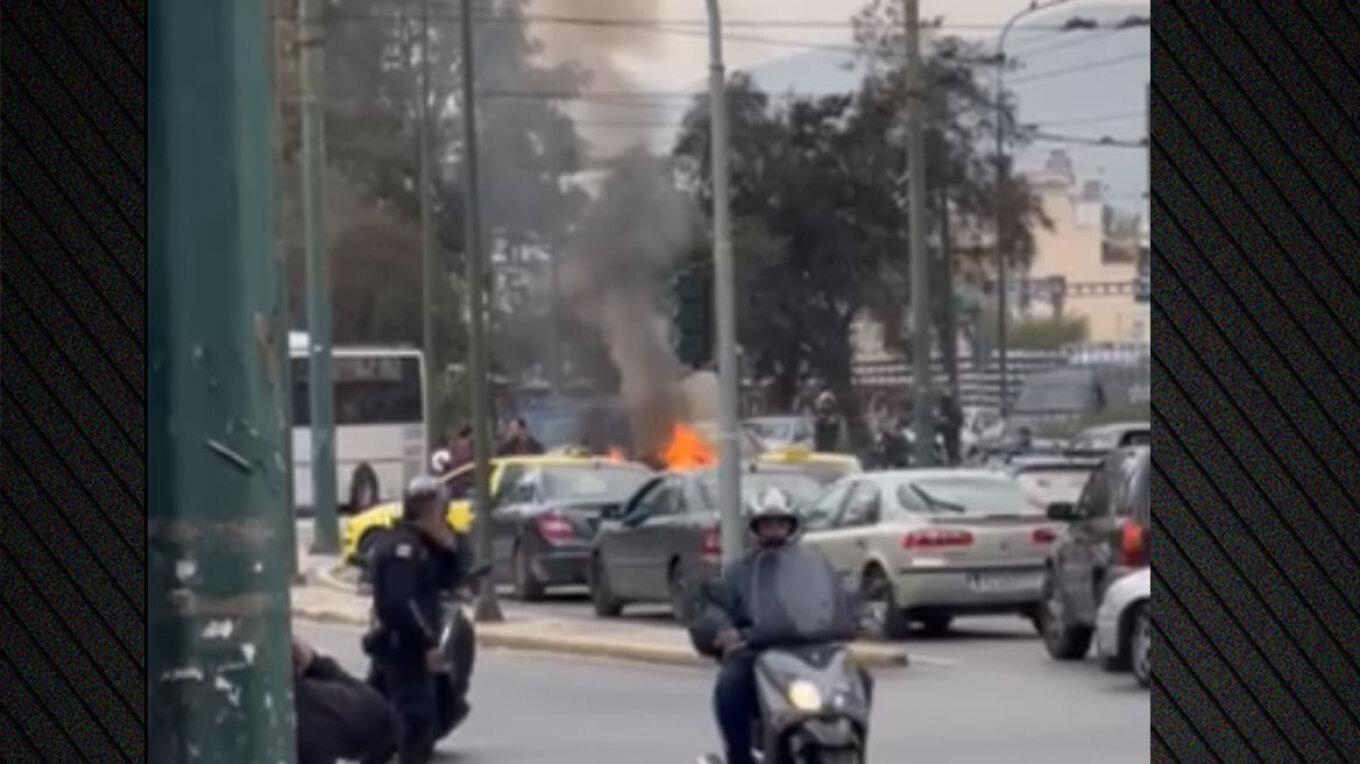 Αυτοκίνητο τυλίχθηκε στις φλόγες στο Μεταξουργείο – Καθυστερήσεις στο σημείο (Video)