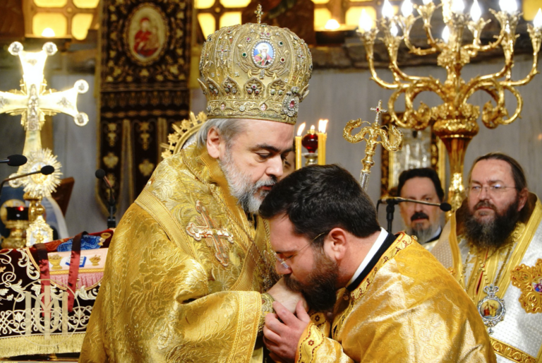 Θεσσαλονίκη: Μεγάλη συγκίνηση στη χειροτονία ιερέα που θα λειτουργεί στη Σμύρνη