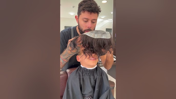 Συγκινητικό! Η στιγμή που κομμωτής βάζει μαλλιά σε παιδιά που τα έχουν χάσει! (Video)