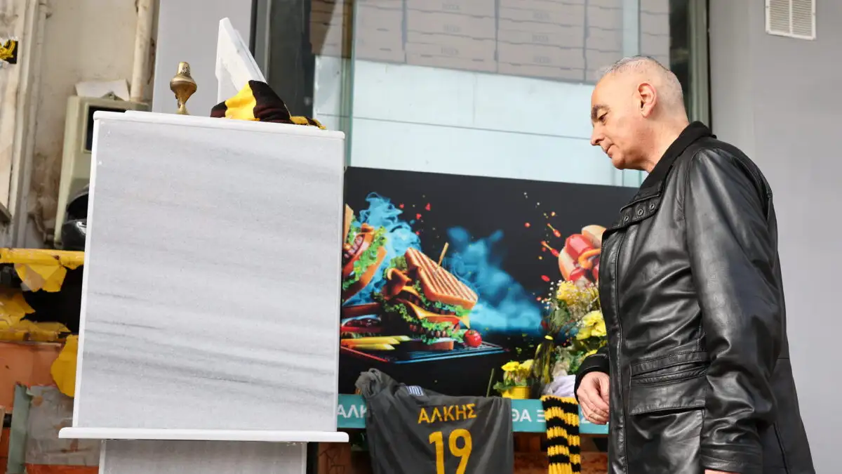 Θεσσαλονίκη: Συγκίνηση στο μνημόσυνο για τα τρία χρόνια από την δολοφονία του Άλκη Καμπανού (ΦΩΤΟ)