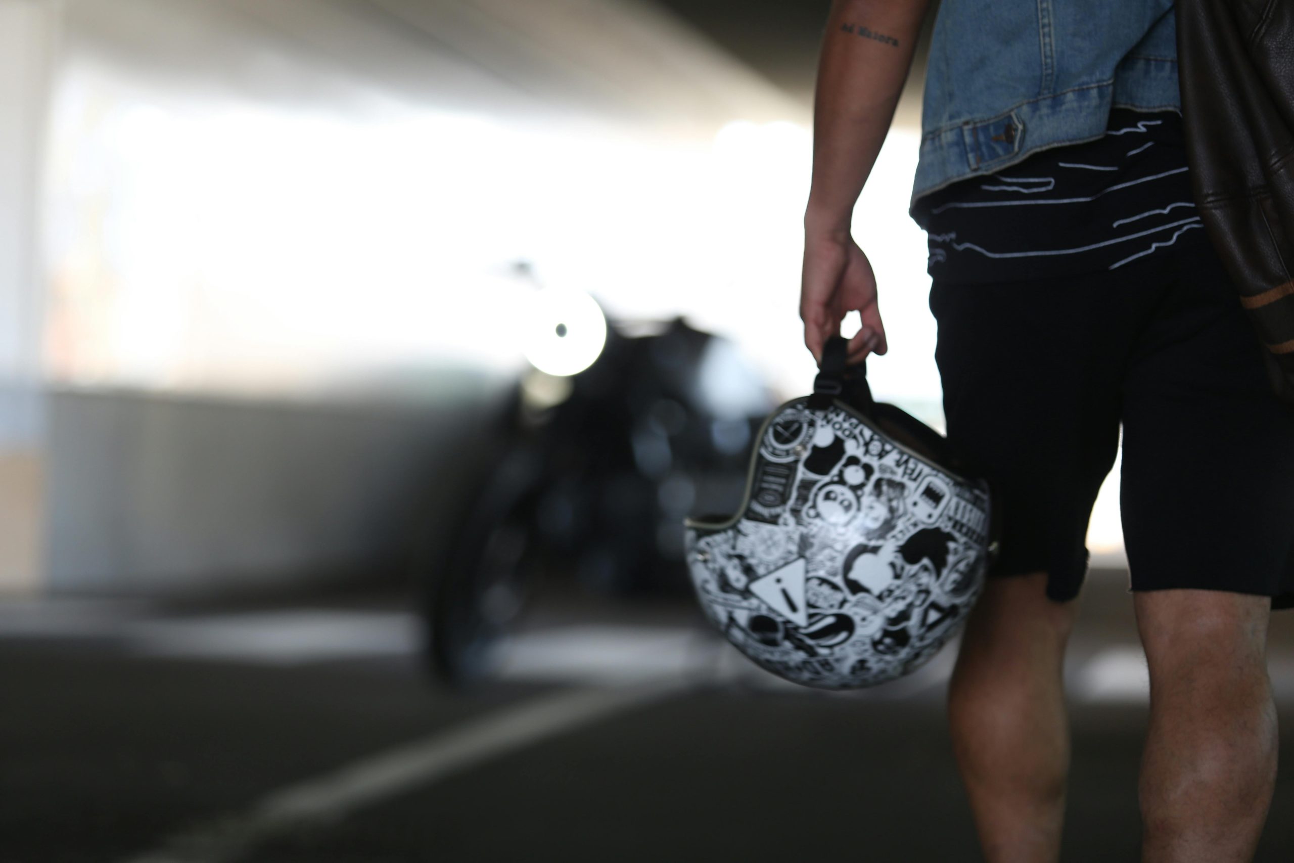 Νέος ΚΟΚ: Απαγορεύεται με νόμο η χορήγηση βενζίνης σε όποιον μοτοσικλετιστή δεν φοράει κράνος