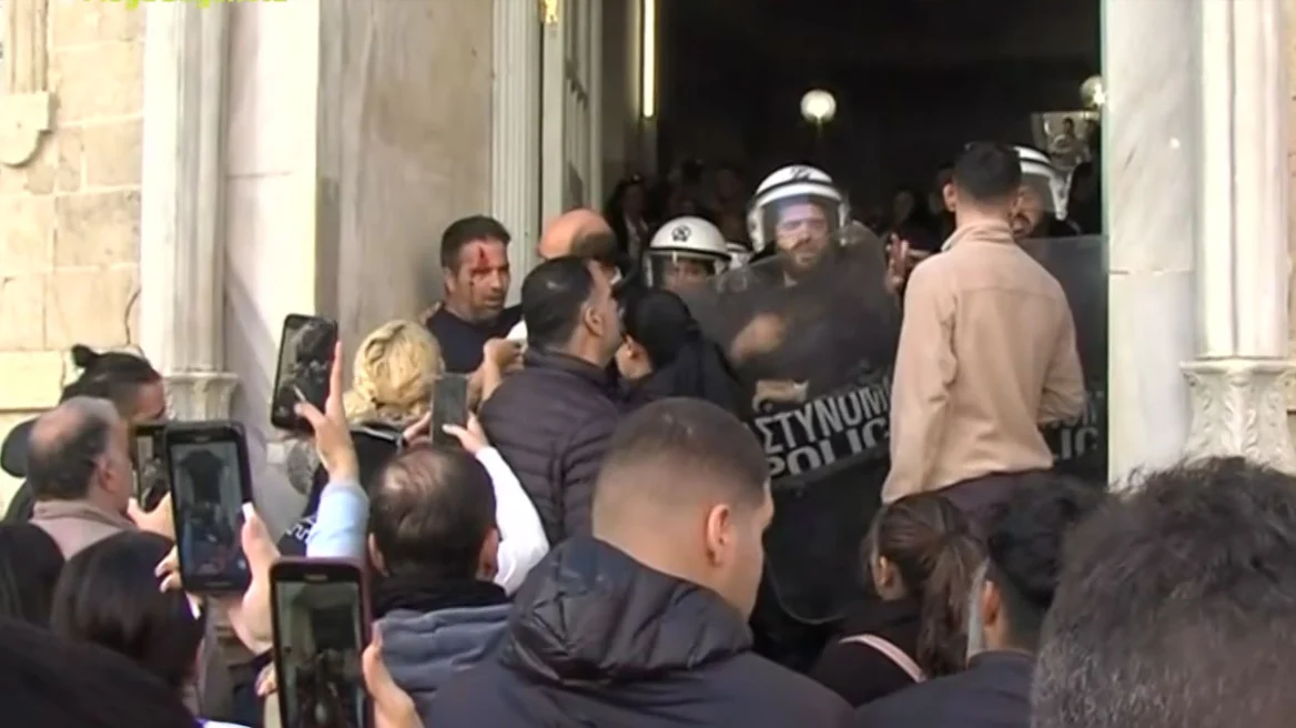 Μαινόμενο πλήθος έξω από τα δικαστήρια για το ζευγάρι κακοποιητών -Ένταση και σπρωξίματα, δύο άτομα στο νοσοκομείο(Video)