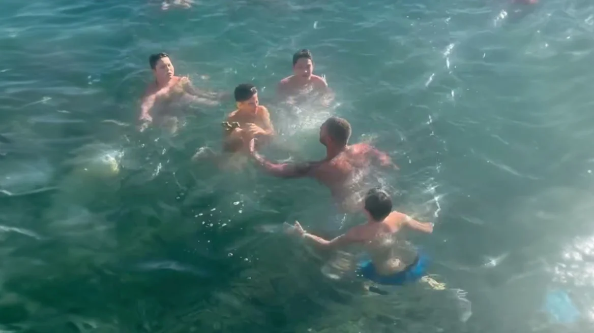 Αντιδράσεις για το μακροβούτι που έκανε ο Γιώργος Μανίκας για να δώσει στον γιο του τον Σταυρό στα Θεοφάνια – «Δίνετε κακό παράδειγμα» του γράφουν