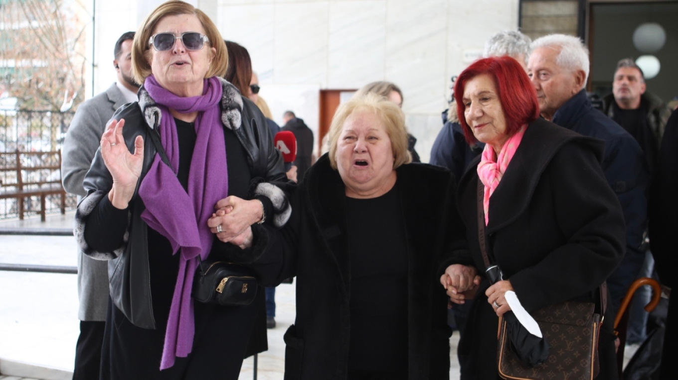 Ιάσων Τριανταφυλλίδης: Συντετριμμένη η μητέρα του στην κηδεία του – «Τα τελευταία του λόγια ήταν ”μαμά μου σε αγάπησα πολύ”» (Video)