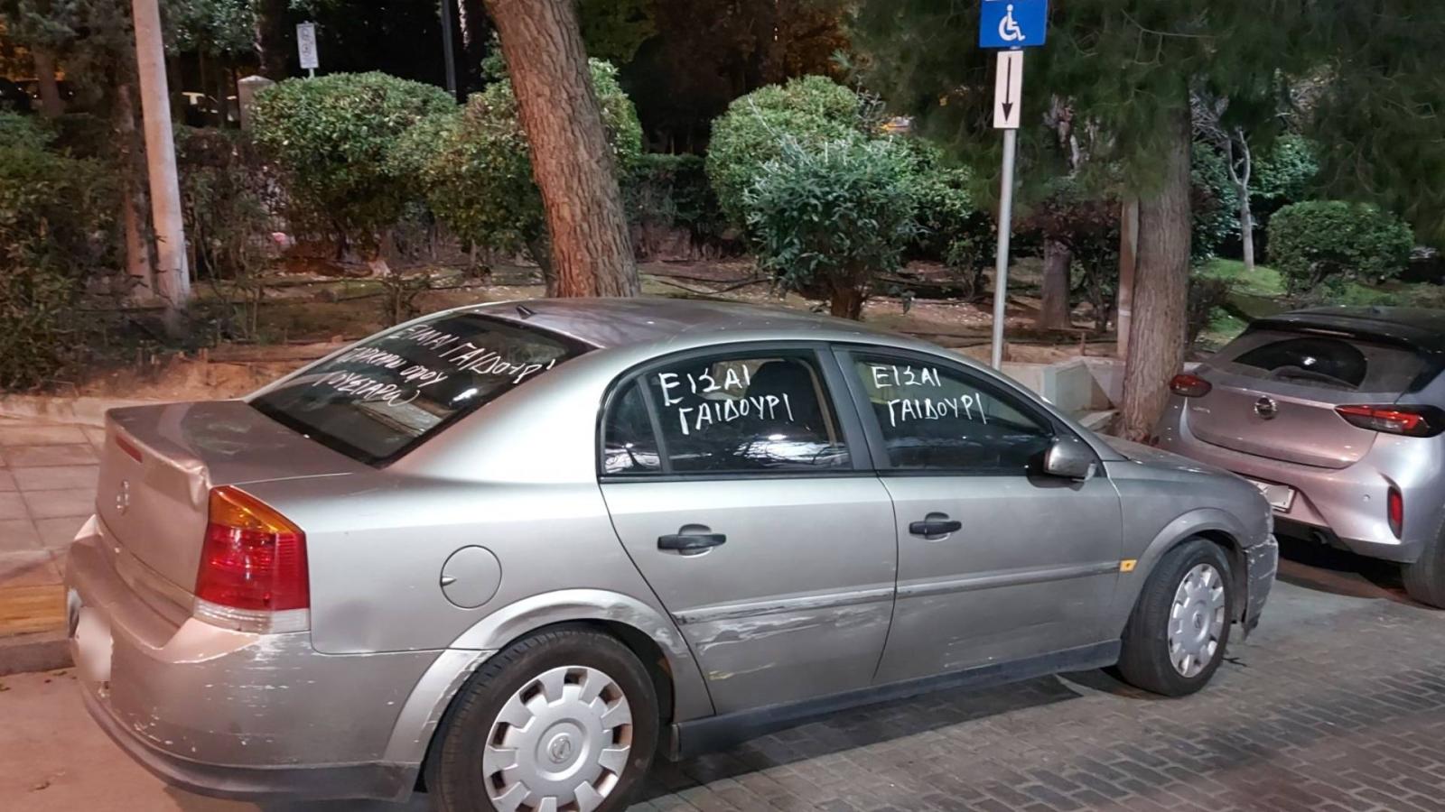 Οδηγός έκανε το παρκάρισμα της ζωής του – Περαστικοί βανδάλισαν το αυτοκίνητο και δίχασαν το διαδίκτυο (ΦΩΤΟ)