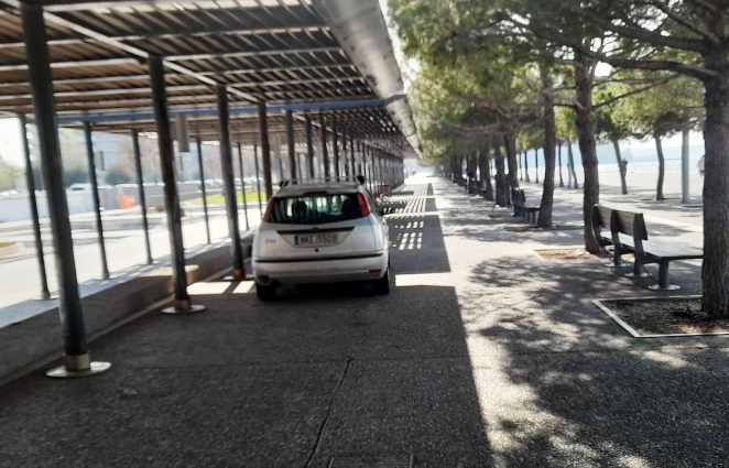 Θεσσαλονίκη: Πάρκαραν τα αυτοκίνητά τους στο πλακόστρωτο της παραλίας (ΦΩΤΟ)