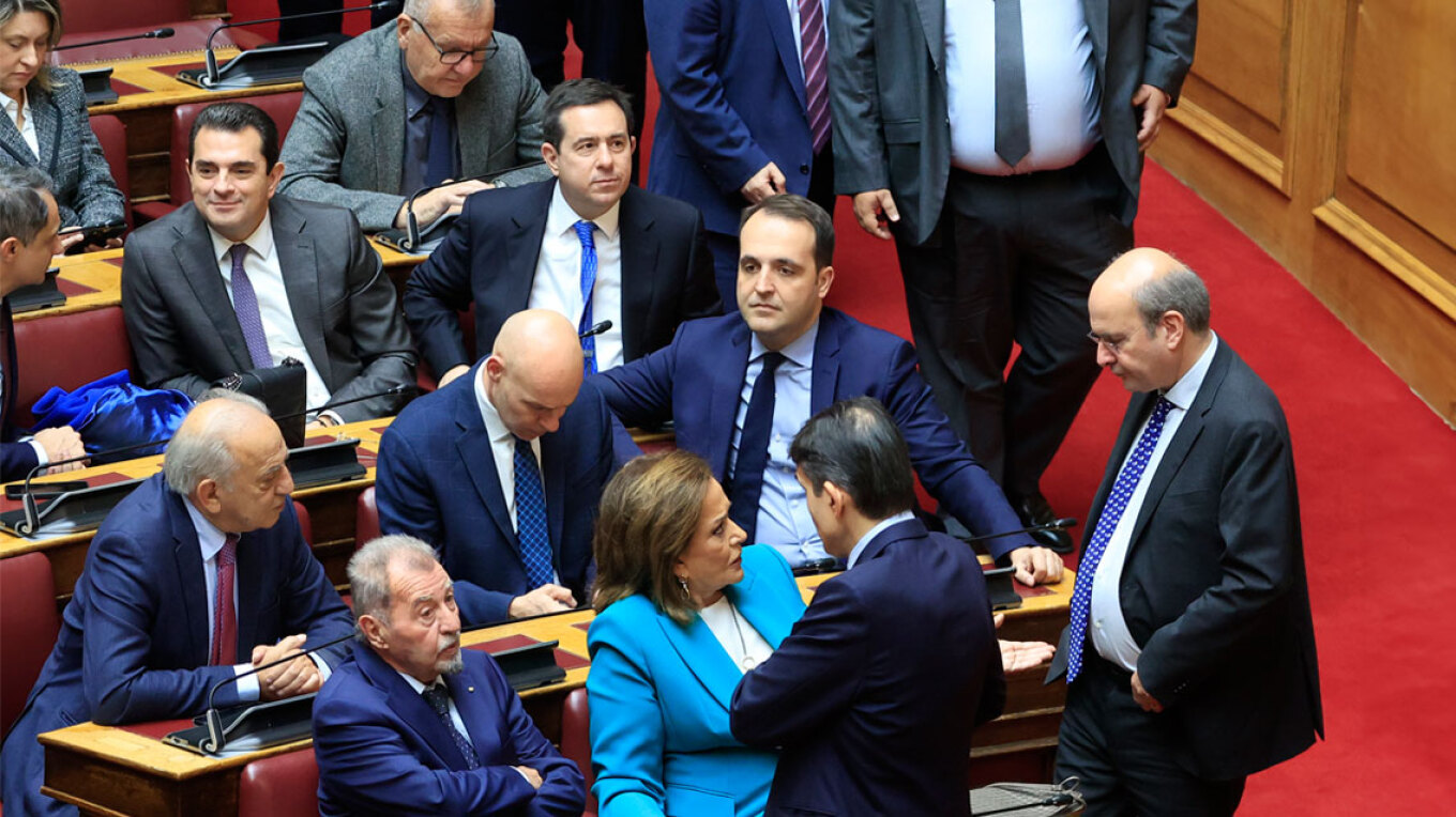 Πηγαδάκια, χαμόγελα, τραυματίες και νυσταγμένοι στη δεύτερη ψηφοφορία για ΠτΔ (ΦΩΤΟ)