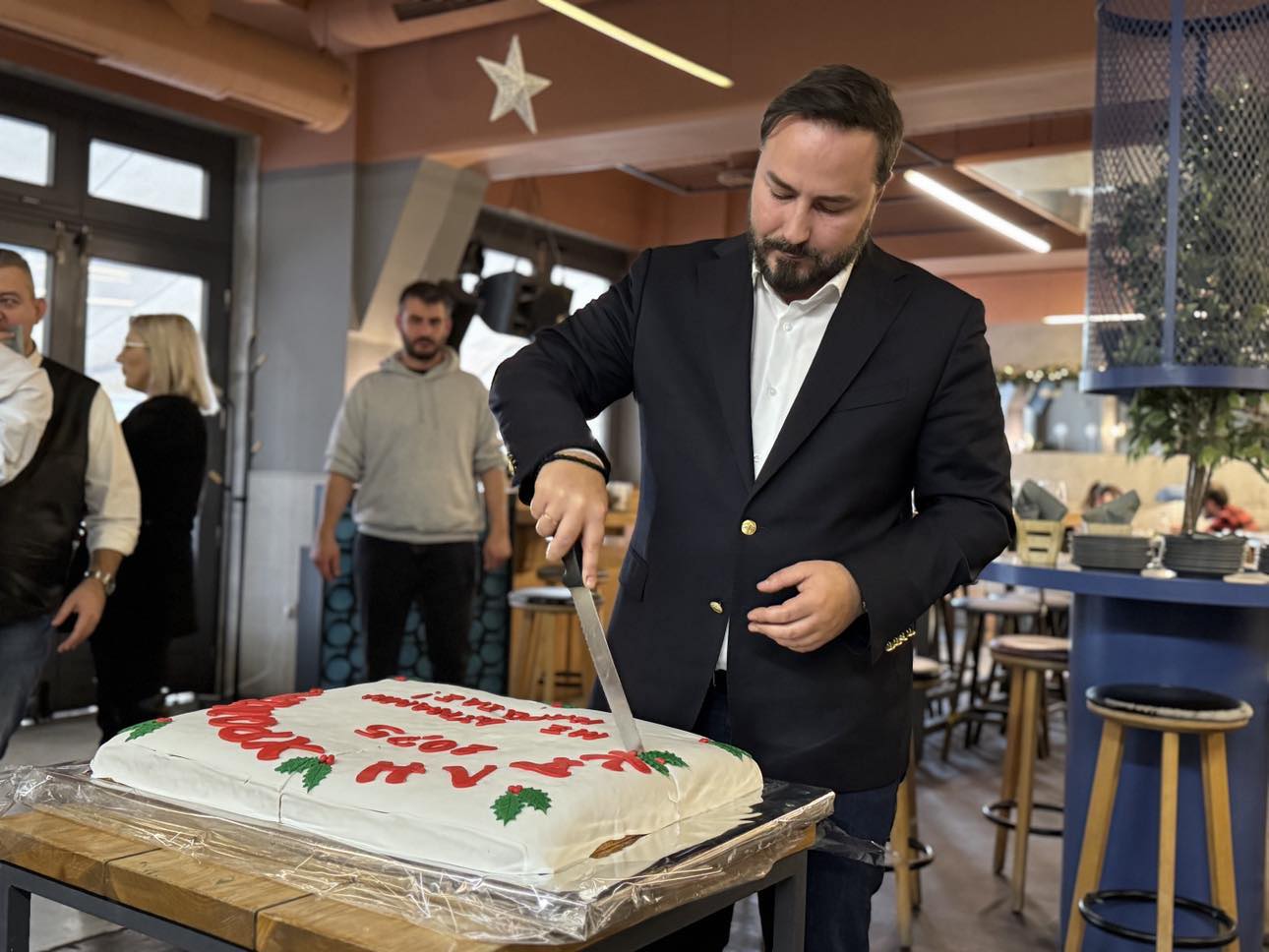 Ο Γκολιδάκης, η βασιλόπιτα και η εξέταση καρδιάς στους δημοσιογράφους (ΦΩΤΟ+Video)