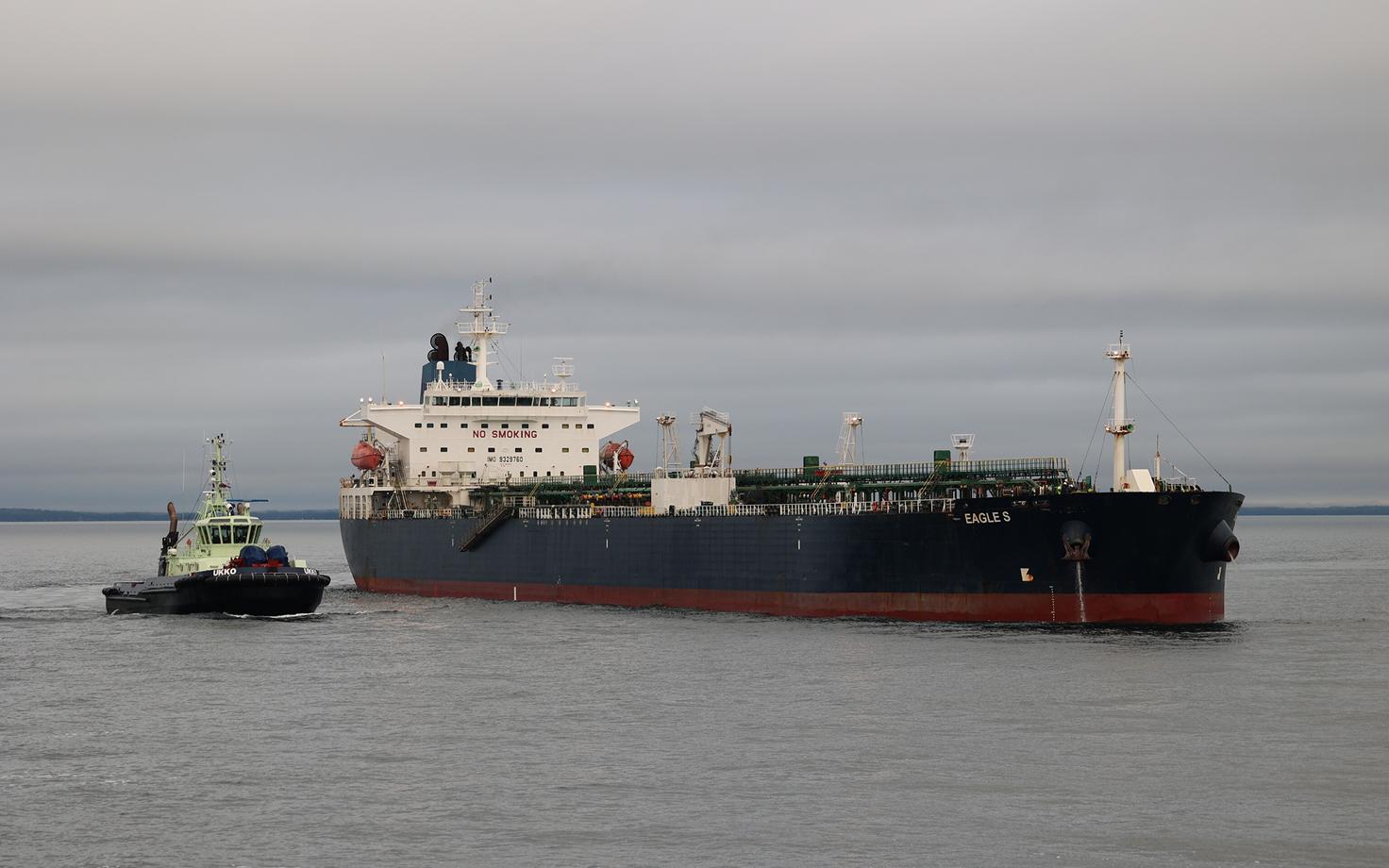 Φινλανδία: Οι αρχές ανέσυραν από τον βυθό άγκυρα του δεξαμενόπλοιου Eagle S στο πλαίσιο της έρευνας για τις ζημιές σε υποθαλάσσια καλώδια