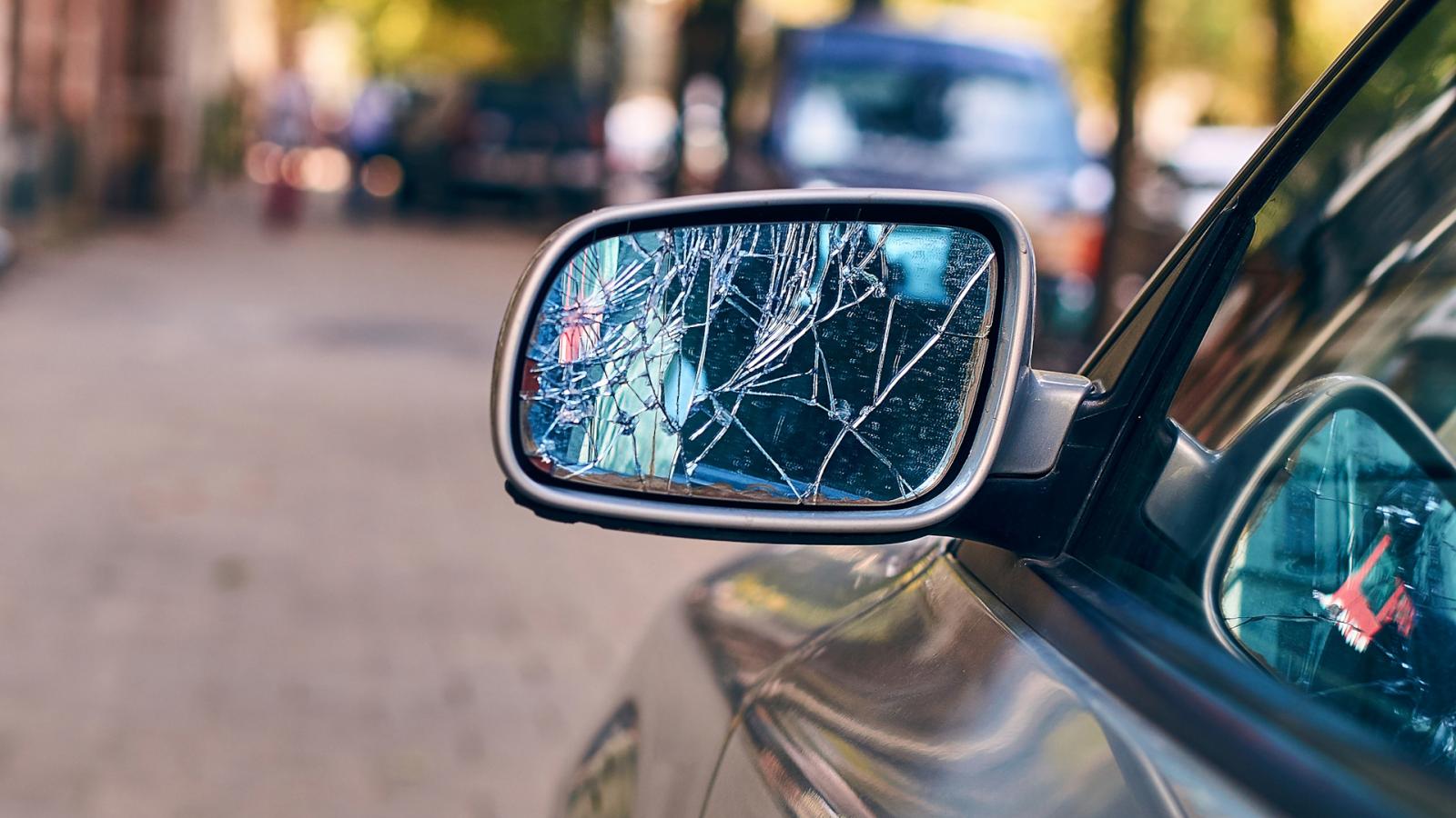 Σπασμένος καθρέπτης -Αυτό είναι το νέο κόλπο των κλεφτών που προκαλεί ανησυχία στους οδηγούς