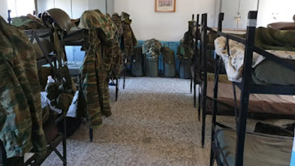 Πολυμήχανοι φαντάροι εφηύραν μια τρομερή πατέντα για να δουν το ντέρμπι στον θάλαμο (ΦΩΤΟ+Video)