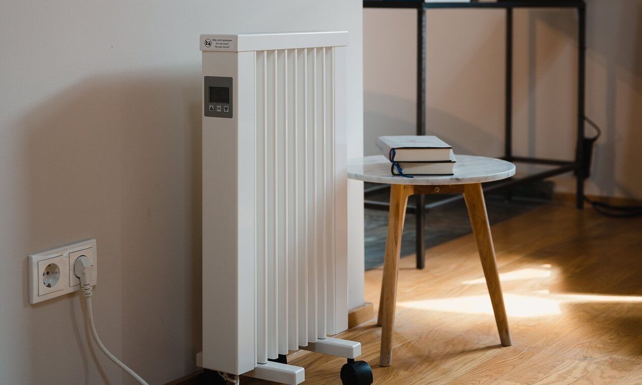 «Ζεσταίνει διπλάσια και καταναλώνει 5 φορές λιγότερο»: Αντίο καλοριφέρ, σόμπες, πέλετ