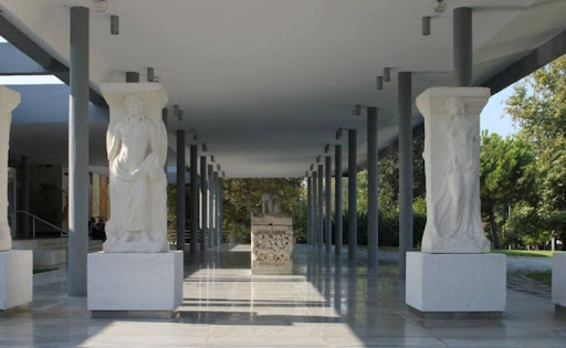 Και όμως και η Θεσσαλονίκη είχε «Καρυάτιδες»! Ο θρύλος πίσω απο τις «Μαγεμένες» που συνεχίζουν να μαγεύουν (ΦΩΤΟ)