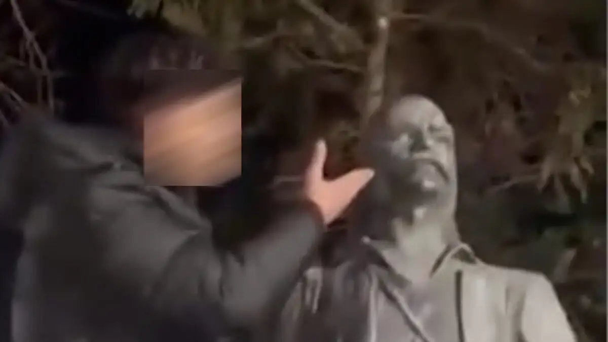 Θεσσαλονίκη: Χειροπέδες στον ανήλικο που έβριζε και έφτυσε ανδριάντα ήρωα της ελληνικής επανάστασης