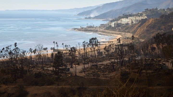 Αισχροκέρδεια σε βάρος των πυρόπληκτων καταγγέλλουν οι κάτοικοι του Λος Άντζελες