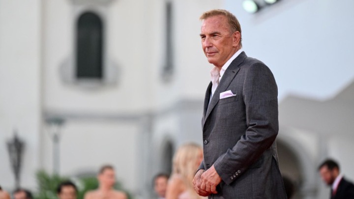 Ο Κέβιν Κόστνερ τιμά τη μνήμη της Γουίτνεϊ Χιούστον στα γενέθλιά του