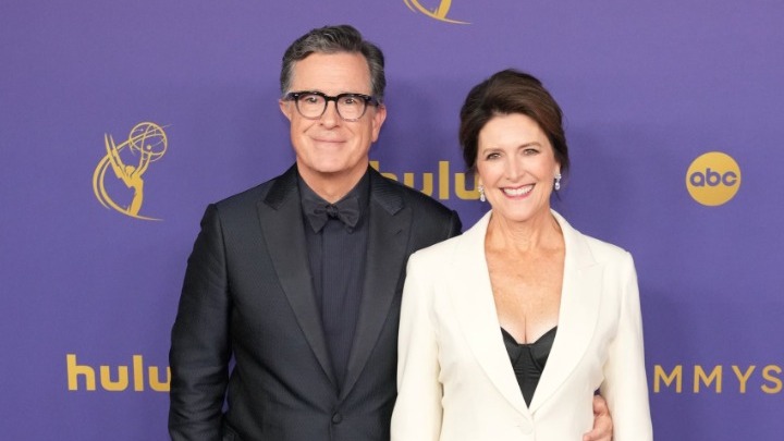 Ο Στίβεν Κόλμπερτ σχολίασε τη διεξαγωγή της τελετής ορκωμοσίας του Ντόνταλντ Τραμπ σε κλειστό χώρο