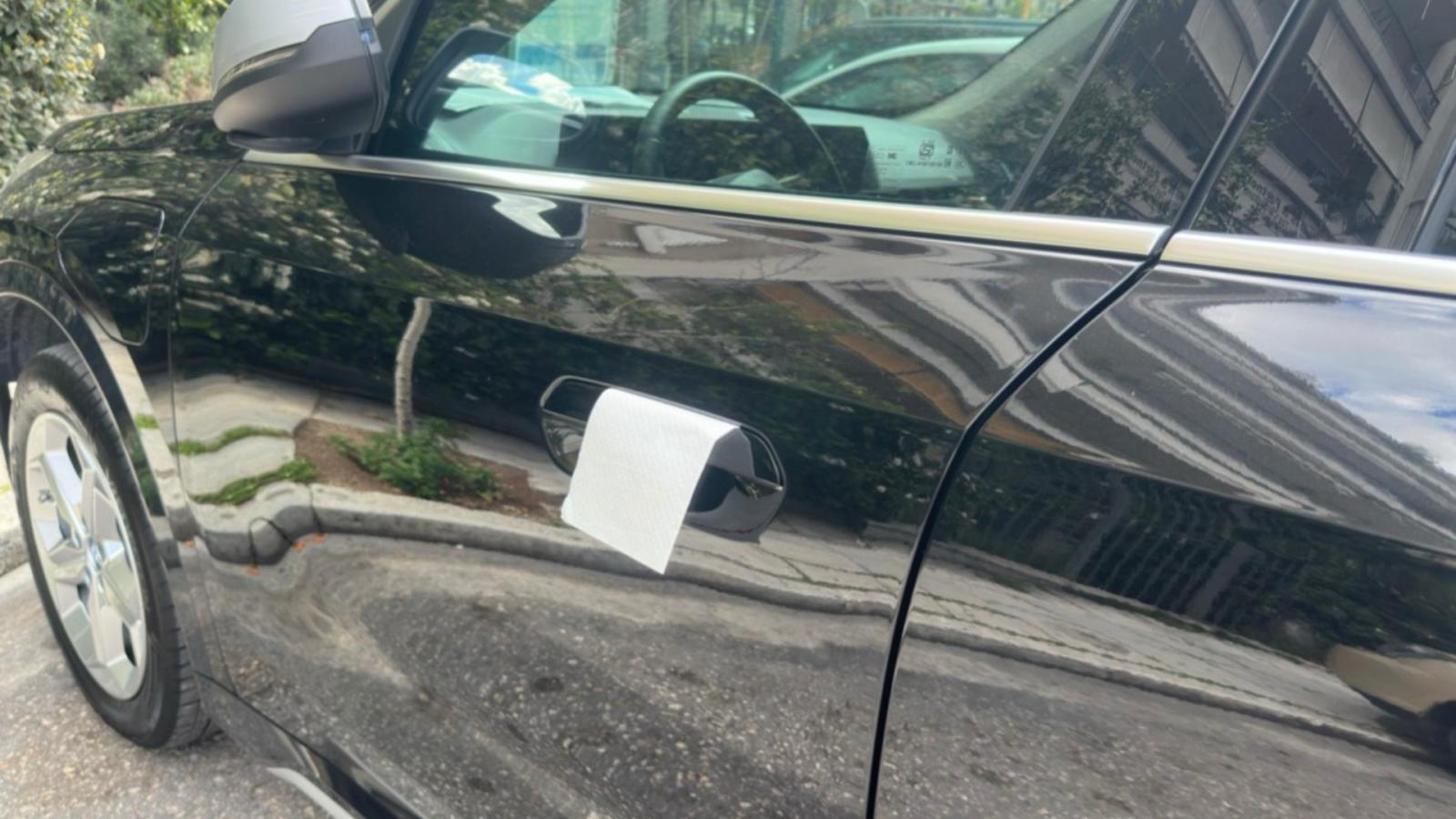 Τι σημαίνει αν βρεις μια χαρτοπετσέτα στην πόρτα του αυτοκινήτου σου - Το κόλπο που κανείς δεν γνωρίζει